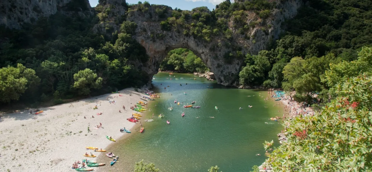 Most Pont-d'Arc ukształtowany przez naturę w pobliżu campingów Roan w regionie Ardèche.