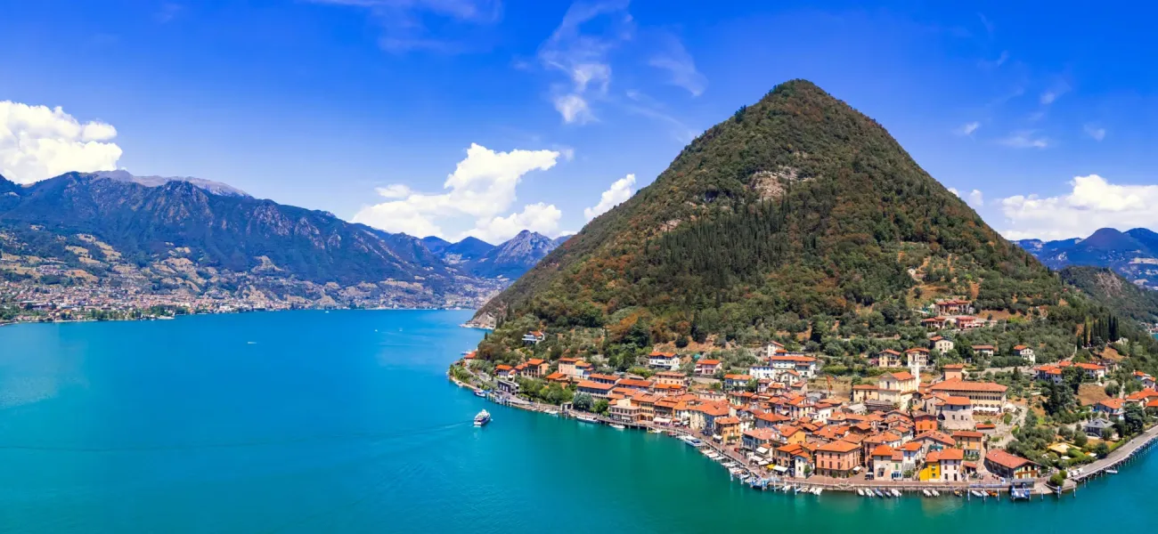 Widok na jezioro Iseo, nad którym położony jest kemping Roan Sassabanek.