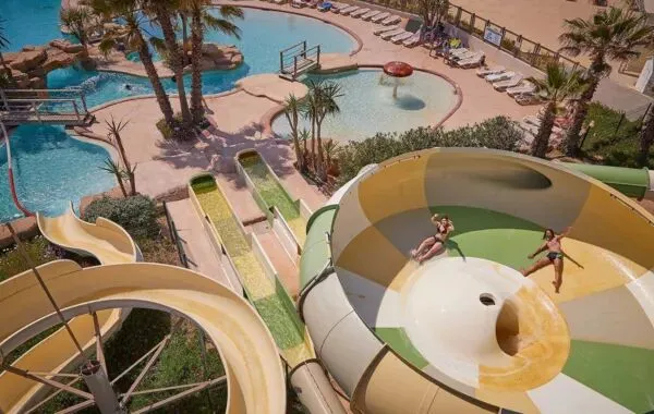 Basen i zjeżdżalnie na campingu we Francji