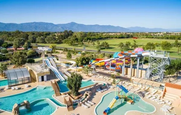 Przegląd basenu na kempingu Roan Le Soleil de la Méditerranée.