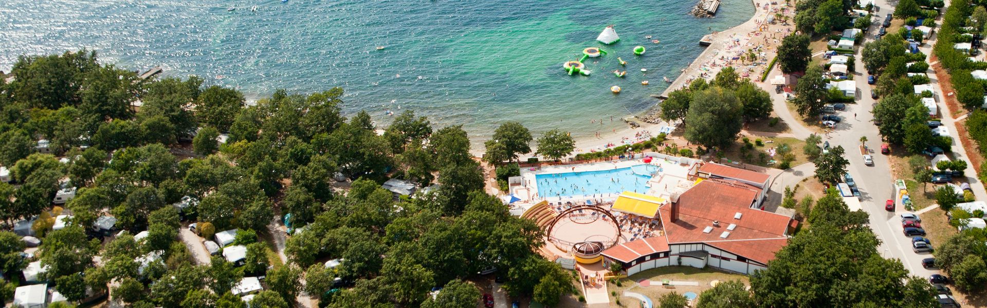 Widok z góry na baseny i plażę na campingu Bijela Uvala