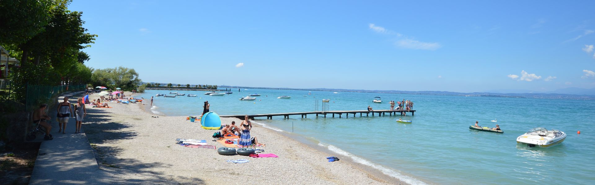 Plaża na campingu Belvedere nad Jeziorem Garda we Włoszech