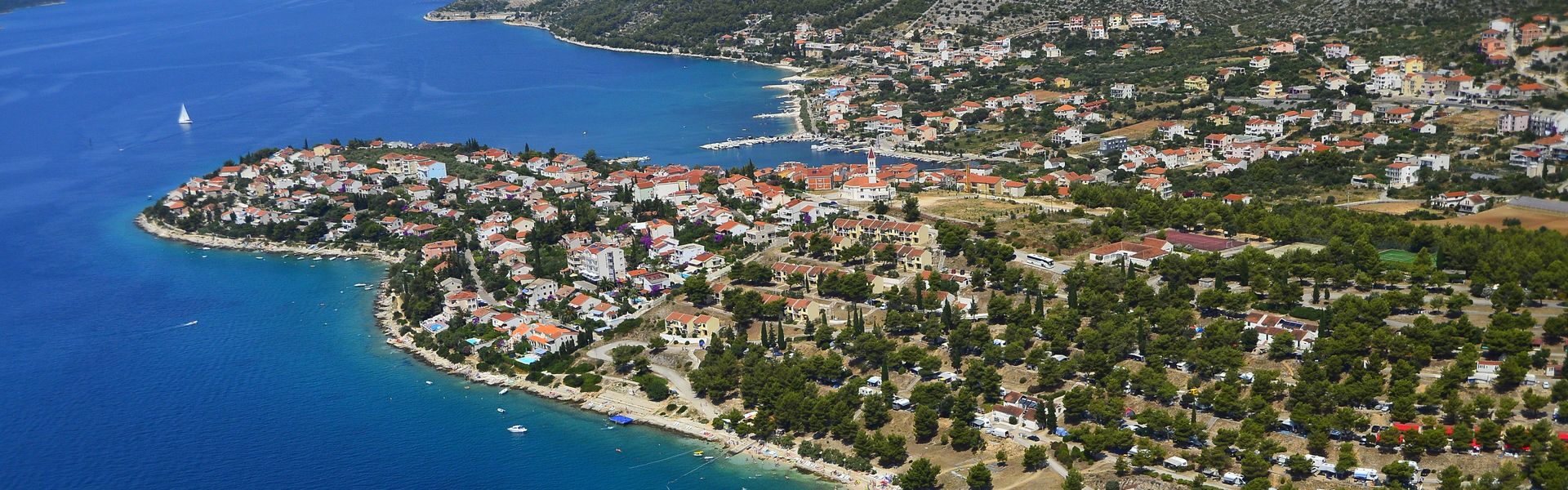 Widok na camping Belvedere Trogir i plażę z góry
