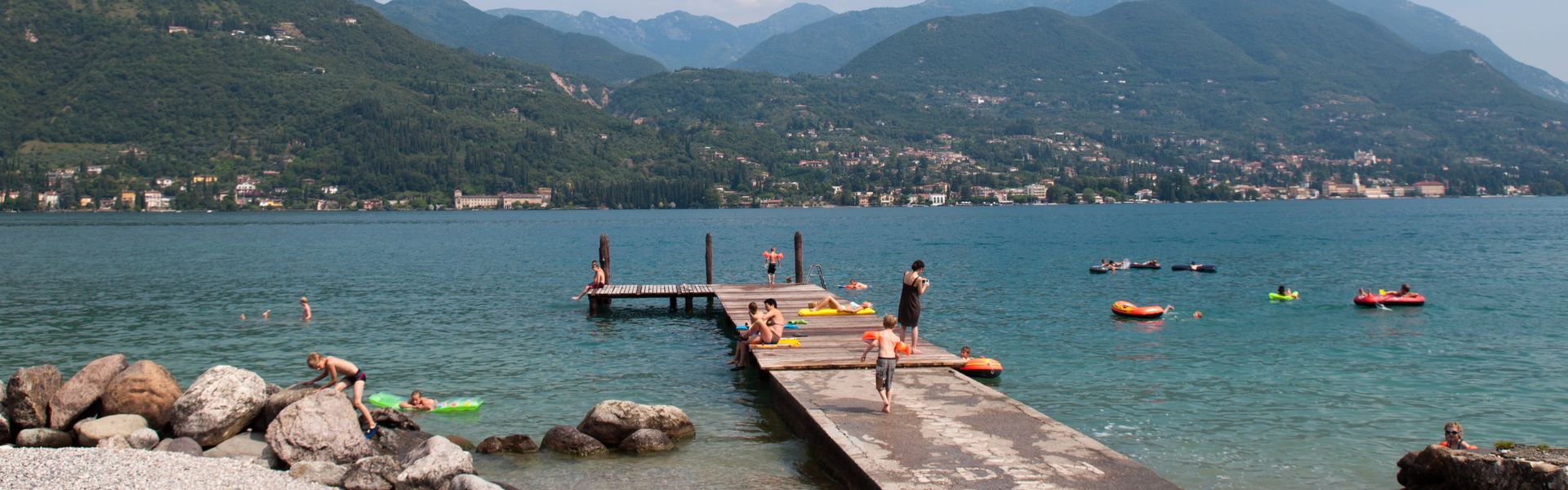 Prywatna plaża, molo oraz bezpośredni dostęp do Jeziora Garda na campingu Eden we Włoszech