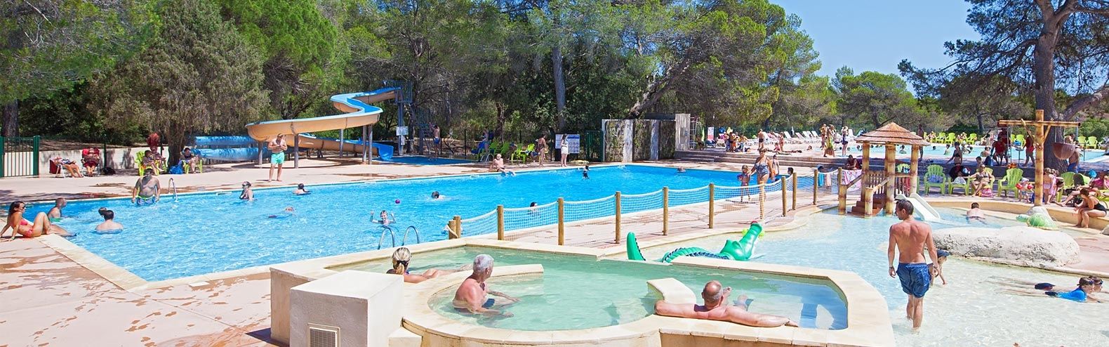 Baseny na campingu La Pierre Verte we Francji