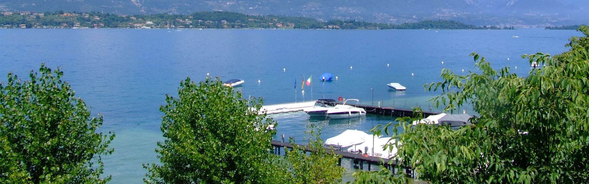 Widok na Jezioro Garda z campingu La Rocca Manerba we Włoszech