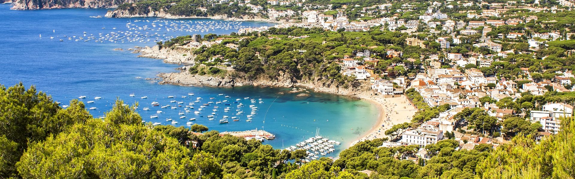 Plaża w okolicy campingu La Siesta położonego w pobliżu Calella de Palafrugell na Costa Brava w Hiszpanii