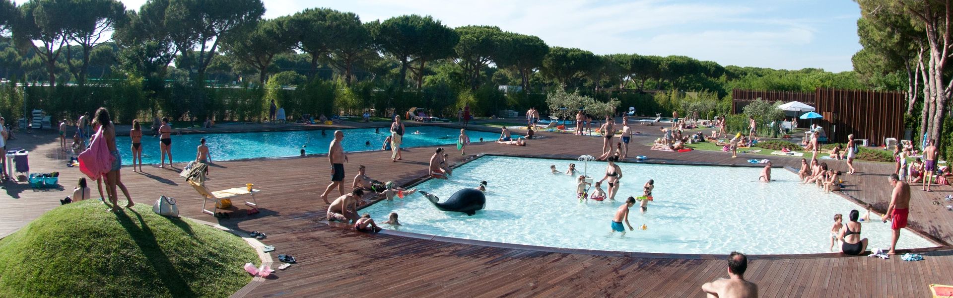 Kompleks basenów na campingu Orbetello Village w Toskanii we Włoszech