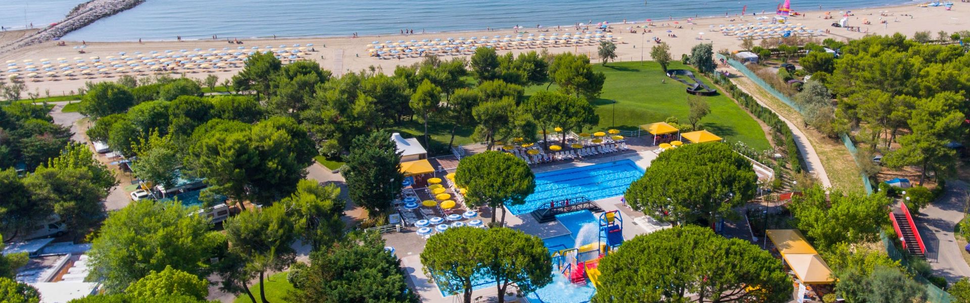 Plaża i basen na campingu Mediterraneo nad Adriatykiem we Włoszech