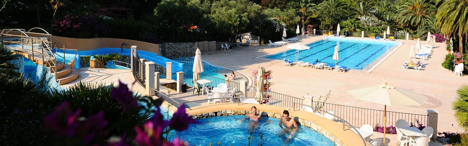 Kompleks basenowy ze zjeżdżalnią na campingu Rosselba le Palme na Elbie