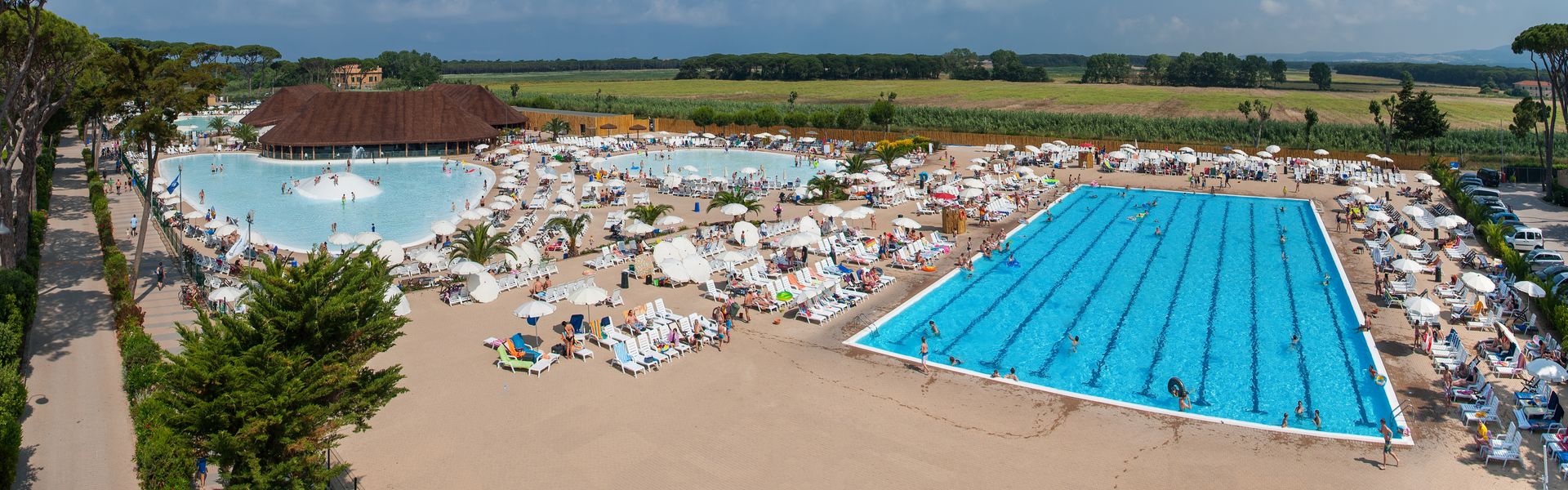 Basen pływacki i lagunowy na campingu Park Albatros nad Morzem Śródziemnym we Włoszech