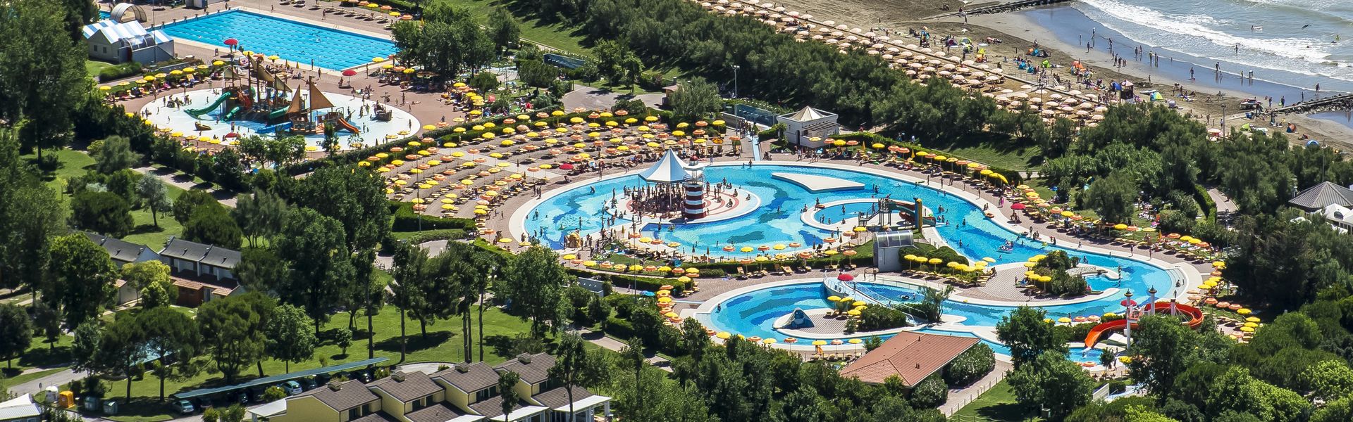 Kompleks basenowy oraz plaża na campingu Pra delle Torri niedaleko Caorle we Włoszech