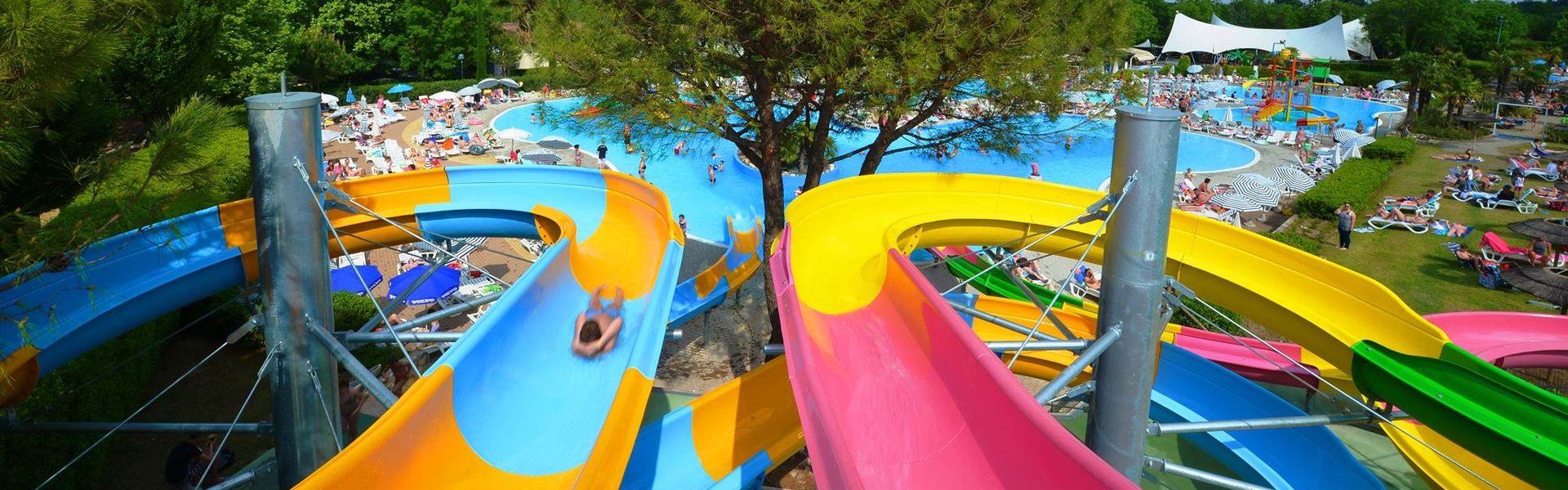 Basen z kolorowymi zjeżdżalniami na campingu Bella Italia nad Jeziorem Garda we Włoszech