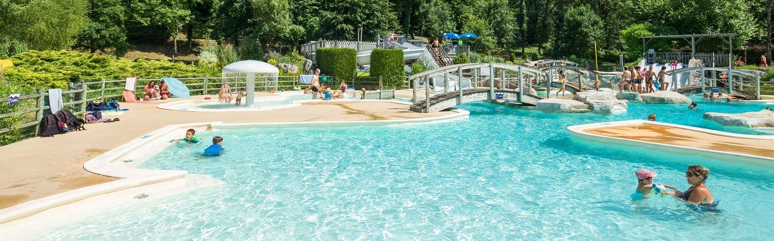 Baseny na campingu Domaine de Chalain we Francji