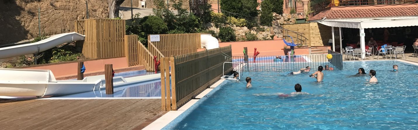 Kompleks basenowy ze zjeżdżalnią na campingu Cala Canyelles blisko Lloret de Mar na Costa Brava w Hiszpanii