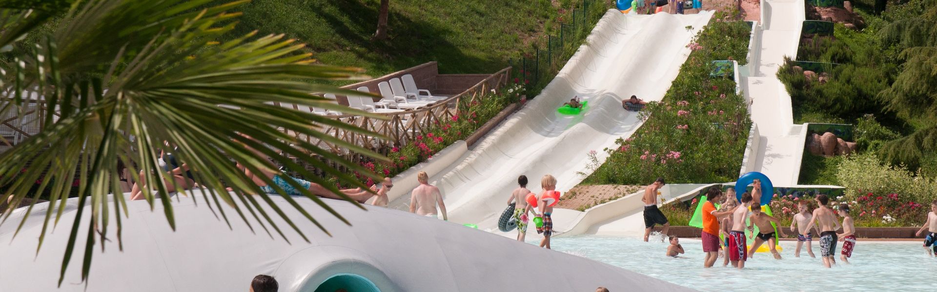 Basen z miękkim podłożem i zjeżdżalniami na campingu Altomincio Family Park nad Jeziorem Garda we Włoszech