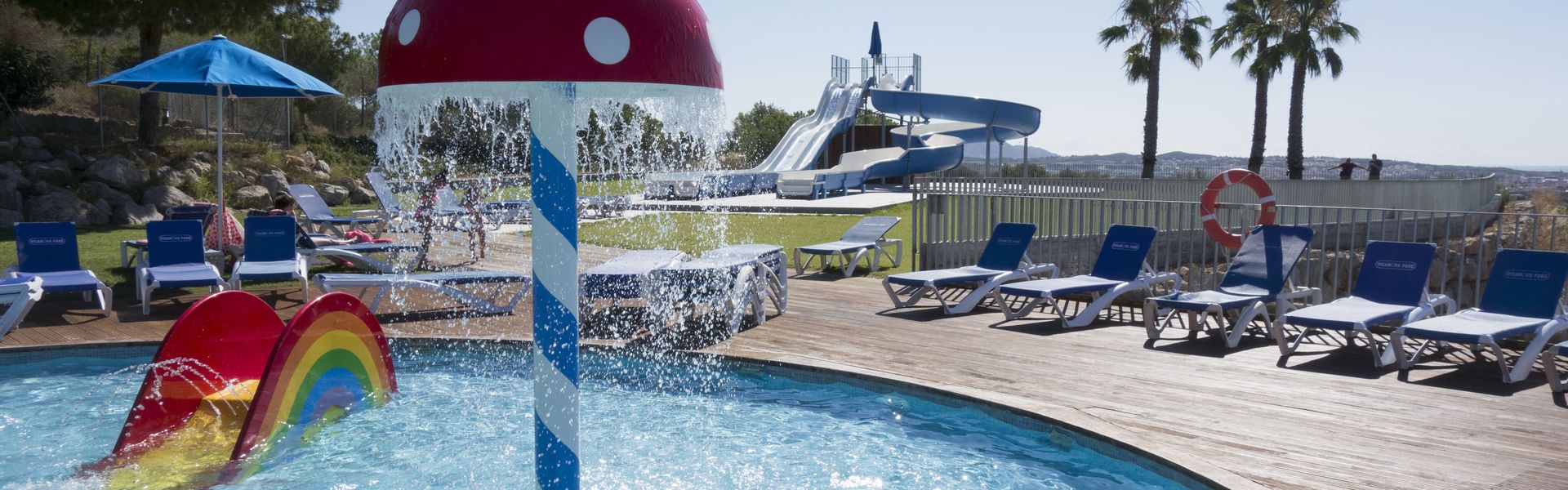 Baseny z atrakcjami dla dzieci na campingu Vilanova Park blisko Barcelony