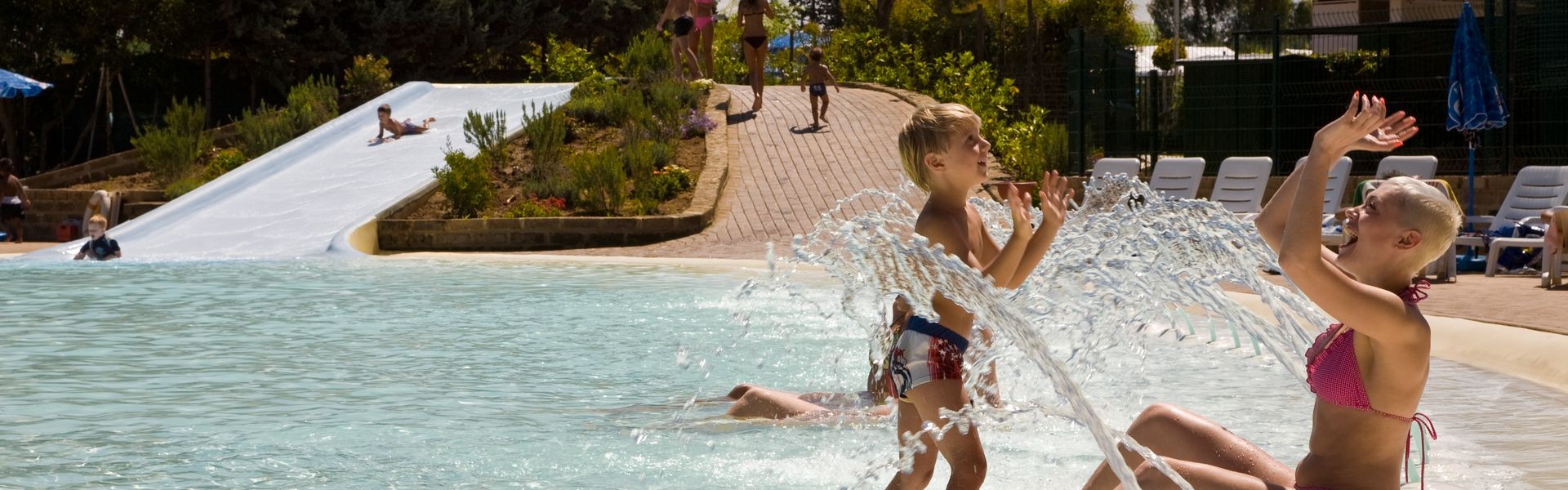 Basen z miękkim podłożem i zjeżdżalnią na campingu Village Fabulous blisko Rzymu