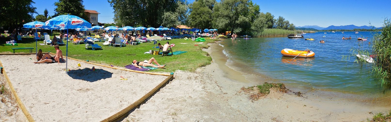 Plaża nad Jeziorem Maggiore przy campingu Village Lago Maggiore we Włoszech