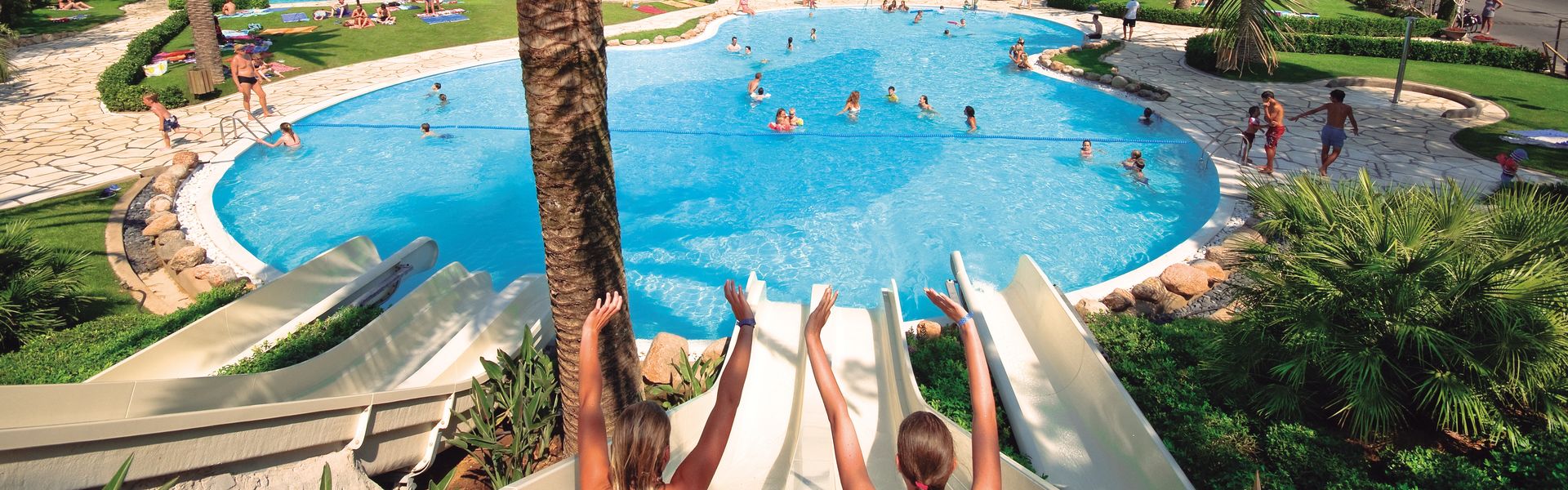 Baseny z palmami i zjeżdżalniami na campingu Playa Montroig na Costa Dorada w Hiszpanii
