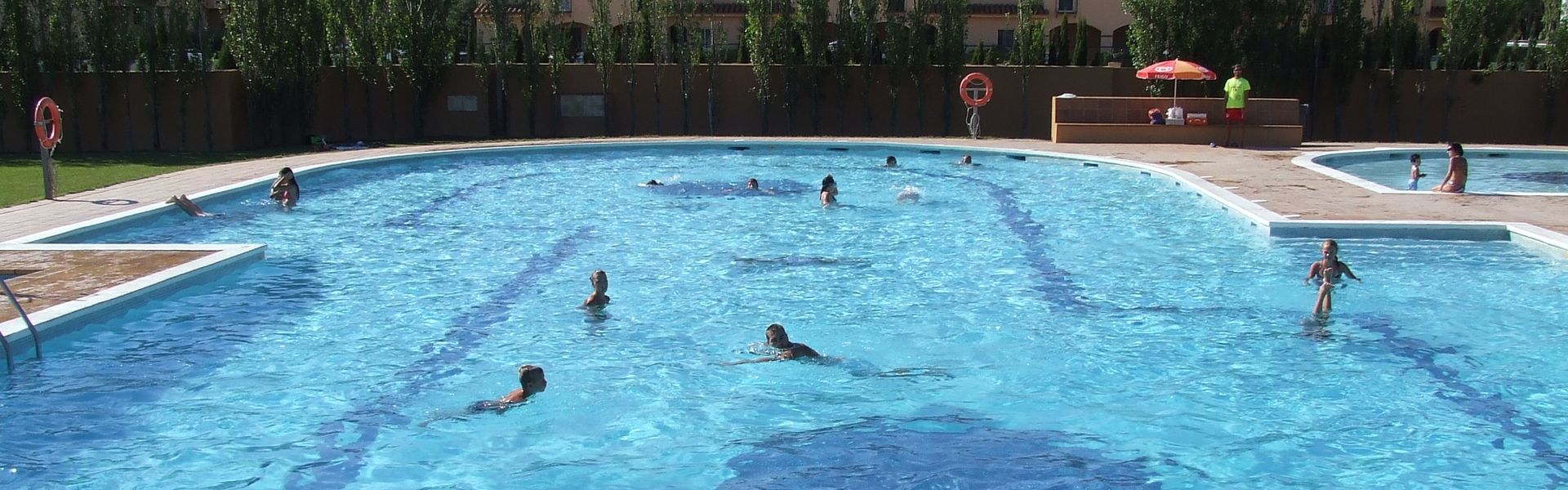 Baseny na campingu Playa Brava w pobliżu Playa de Pals na Costa Brava w Hiszpanii