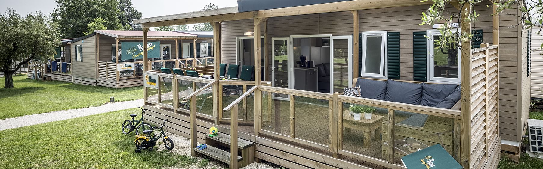 Mobile home firmy Roan typu Lounge z sofą na tarasie