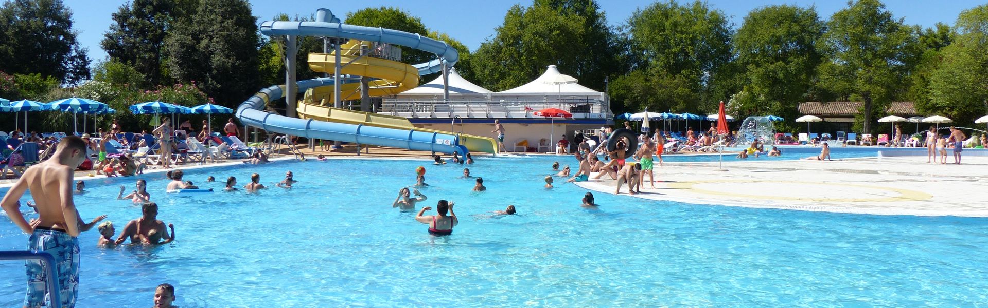 Basen ze żjeżdżalniami na campingu Villaggio Turistico Europa w Grado