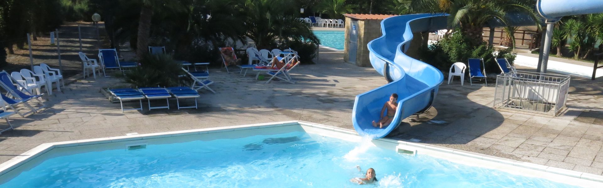 Basen ze żjeżdżalnią na campingu Baia del Marinaio blisko miejscowości Vada we Włoszech