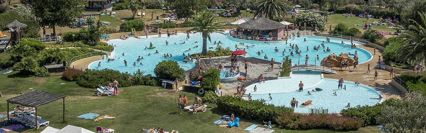 Kompleks basenów na campingu Le Capanne w Toskanii we Włoszech