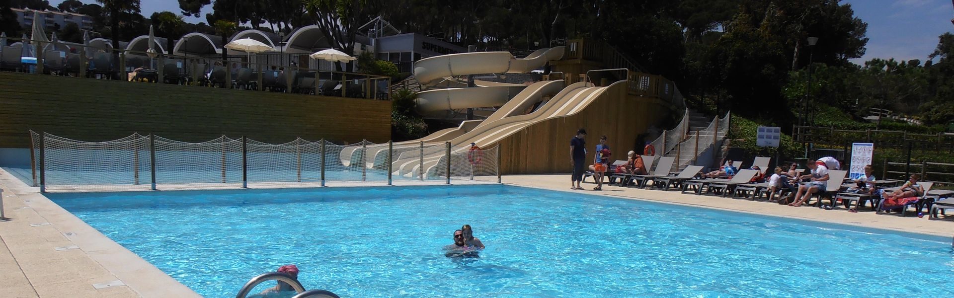 Kompleks basenów ze zjeżdżalniami na campingu Cala Gogo na Costa Brava w Hiszpanii