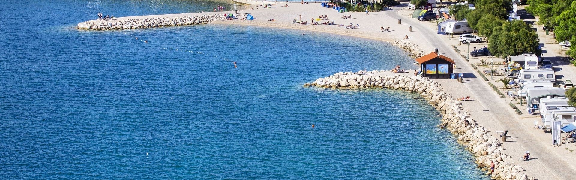 Widok z góry na plażę przy campingu Solaris Beach Resort
