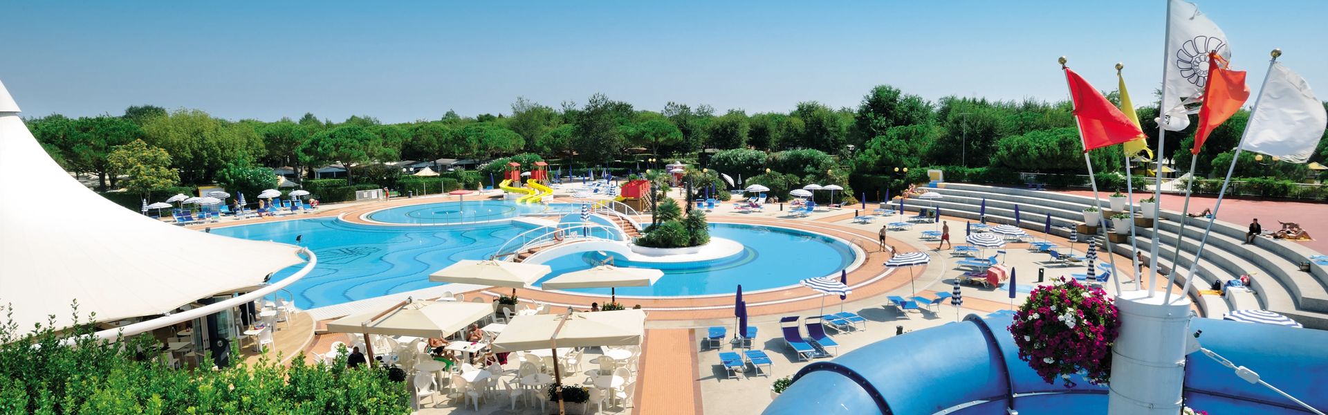 Basen oraz zajeżdżalnie na campingu Sant Angelo nad Adriatykiem we Włoszech