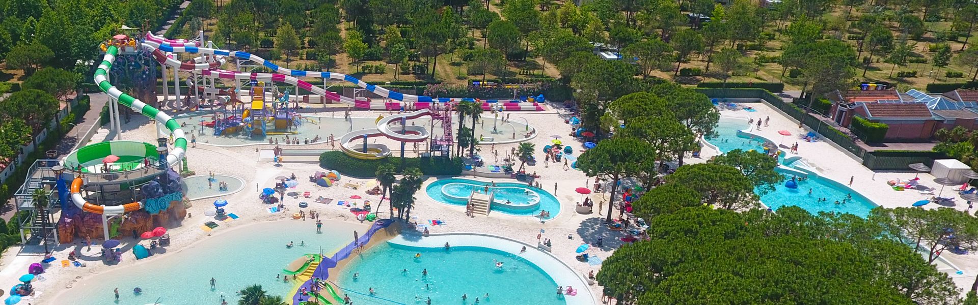 Kompleks basenowy ze zjeżdżalniami na campingu Union Lido nad Adraiatykiem we Włoszech