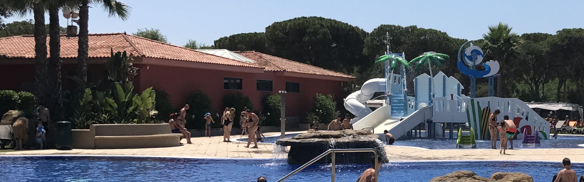 Baseny ze zjeżdżalniami na campingu Bella Terra w pobliżu Blanes na Costa Brava w Hiszpanii