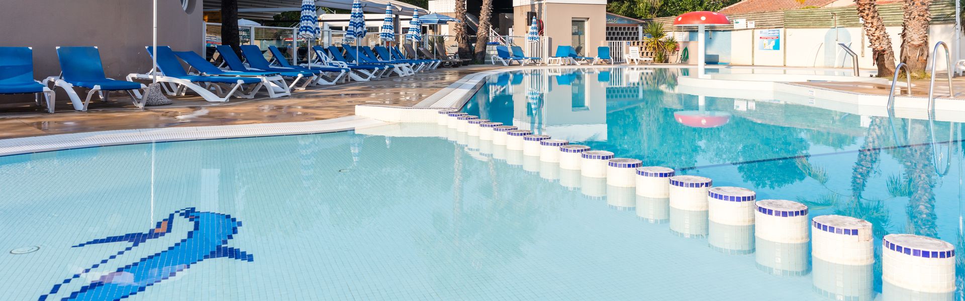 Baseny na campingu Club Le Napoleon