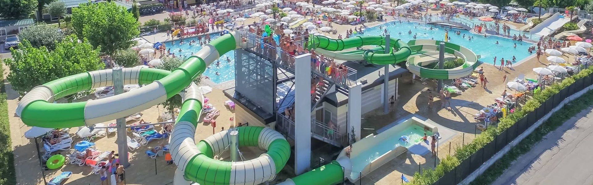 Baseny ze zjeżdżalniami na campingu Lido nad Jeziorem Garda we Włoszech